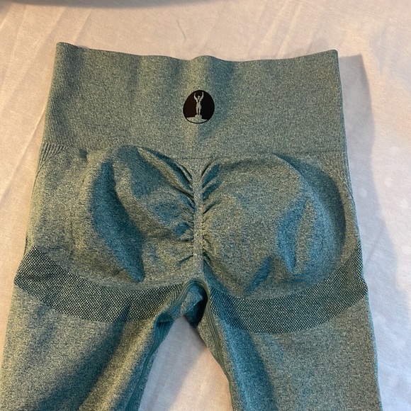 NWOT Womens First In Class Seamless booty scrunch Mint Leggings center podium - Picture 7 of 8